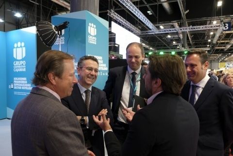 El presidente de Cajamar, Eduardo Baamonde, conversa con varios empresarios en el stand de la entidad en Fitur.