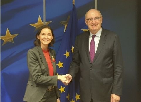 La ministra de Industria, Comercio y Turismo (e.f), Reyes Maroto, con el comisario de Comercio europeo, Phil Hogan,  en Bruselas.