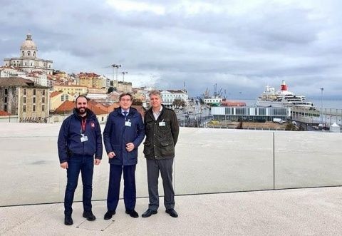 De izquierda a derecha: Responsable de Operaciones de la Terminal de Cruceros de Lisboa, presidente de la APS y director.