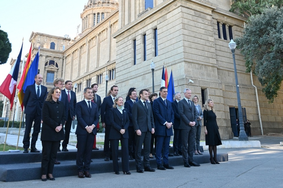 Foto de familia de Pedro Sánchez y Emmanuel Macron junto a las delegaciones española y francesa | Pool Moncloa/Borja Puig de la Bellacasa.