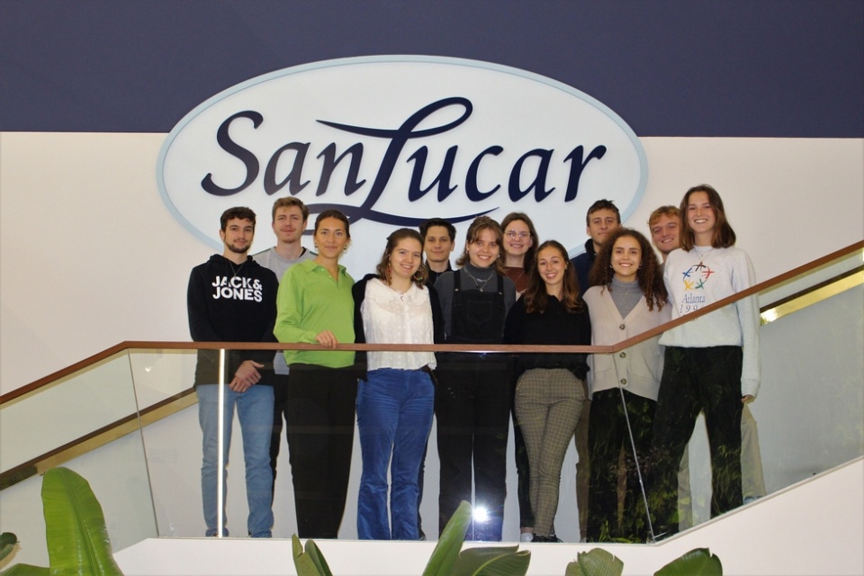 En la imagen, estudiantes de la segunda y tercera promoción de la Formación Dual en las oficinas de SanLucar.