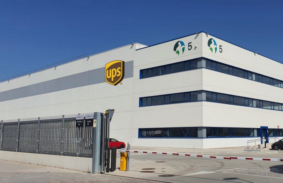 La instalación está equipada con 7.500 posiciones para palets y 25.000 puntos para estanterías.
