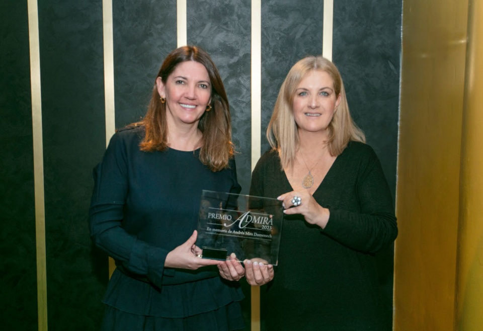 Blanca Sorigué, directora general del CZFB, recibió el premio de manos de Virginia López, viuda de Andrés Mira y directora general de Cruises News Media Group.