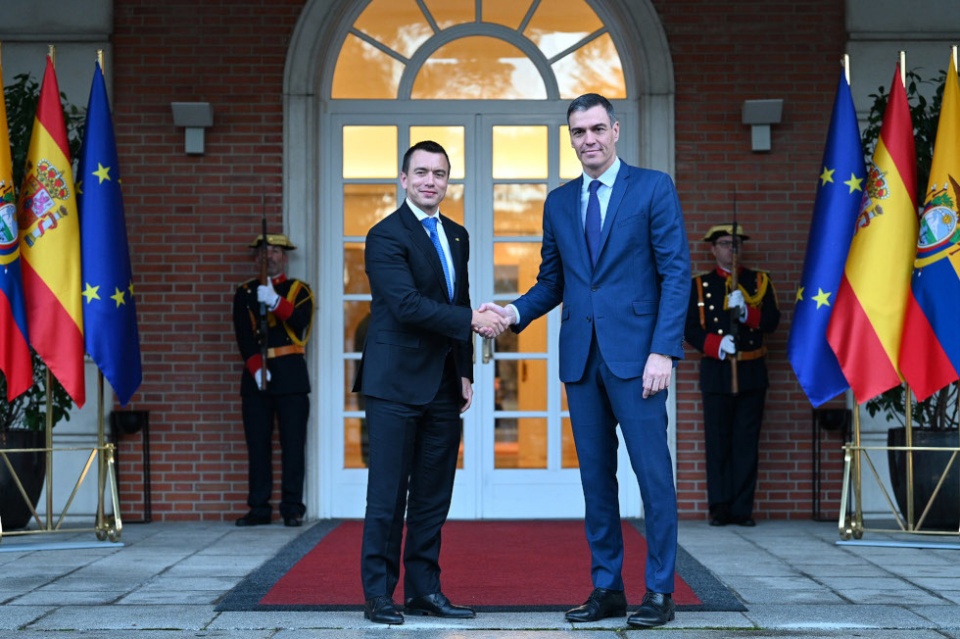 El presidente del Gobierno, Pedro Sánchez, recibe en La Moncloa al presidente de la República del Ecuador, Daniel Noboa. Pool Moncloa/Borja Puig de la Bellacasa