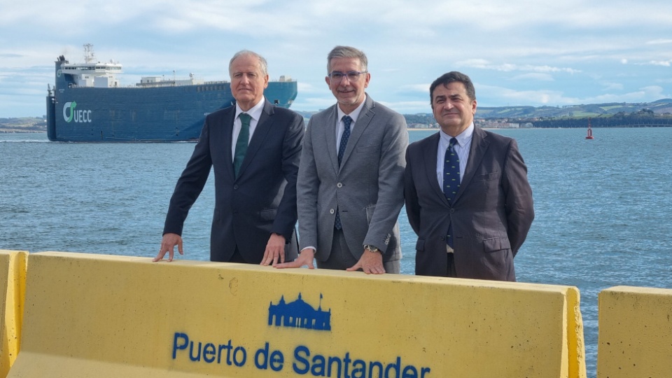 (de izq. a dcha): Arasti, Díaz y Santiago Díaz, director de la APS durante la presentación del balance del Puerto 2024.