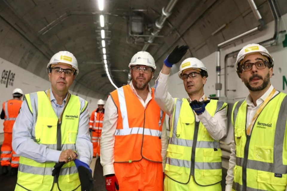 El ministro de Transportes y Movilidad Sostenible, Óscar Puente, visita la obra del nuevo túnel del Támesis en Londres que ejecutan empresas españolas.