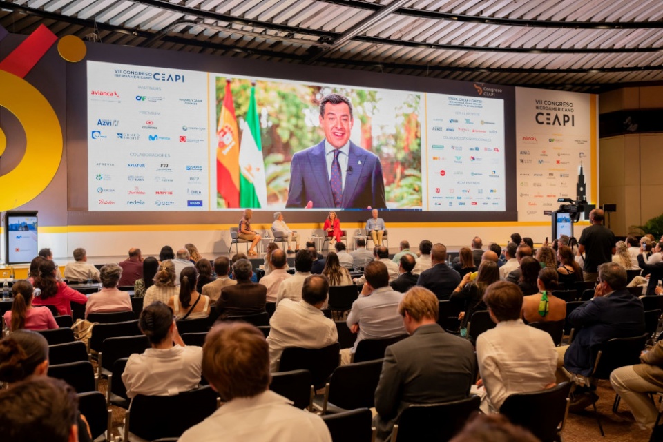 El presidente de Andalucía, Juanma Moreno, interviene en el VII Congreso Iberoamericano CEAPI, en junio de 2024 en Cartagena de Indias, Colombia.
