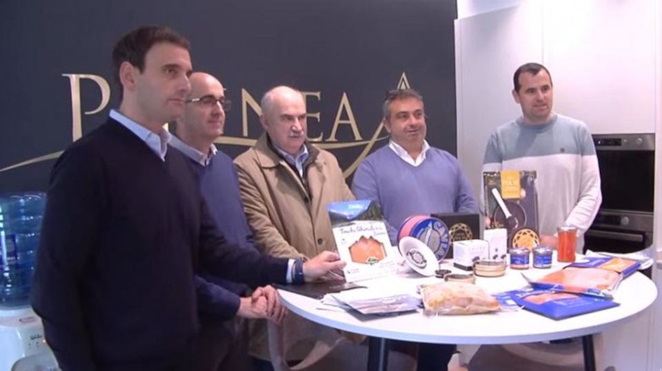 El consejero Aierdi visita la empresa navarra productora de trucha asalmonada y caviar.