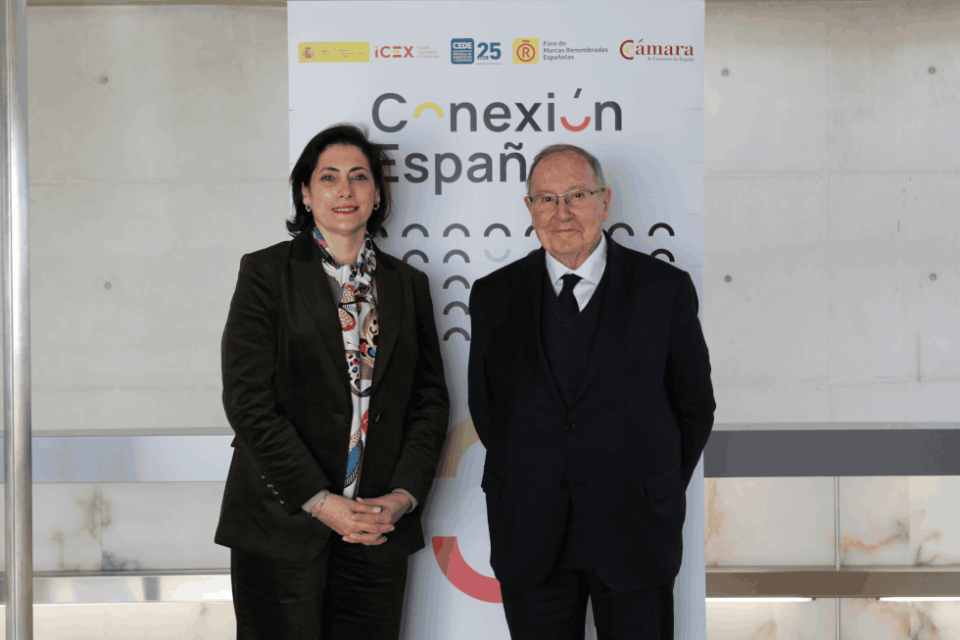 Jos&eacute; Luis Bonet, presidente de Fundaci&oacute;n Conexi&oacute;n Espa&ntilde;a y C&aacute;mara de Espa&ntilde;a, junto a Mar&iacute;a Luisa Mart&iacute;nez Gistau, directora de Comunicaci&oacute;n y Relaciones Institucionales de CaixaBank.