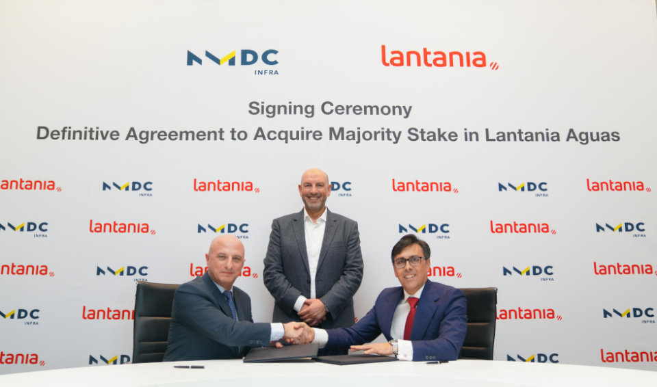 Firma del acuerdo por Haris Giatsos, consejero delegado de NMDC Infra, y Federico &Aacute;vila, presidente de Lantania, acompa&ntilde;ados por Yasser Zaghloul, consejero delegado de NMDC Group.