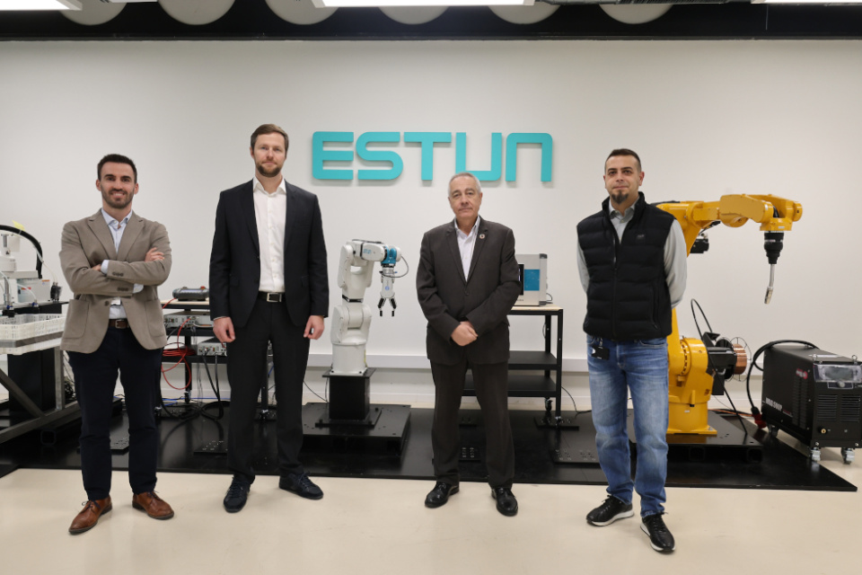 El delegado especial del Estado en el CZFB, Pere Navarro, junto a Dmitry Kapishnikov, CEO de ESTUN Iberia, e Ignacio Moreno, Sales Director de la compa&ntilde;&iacute;a.