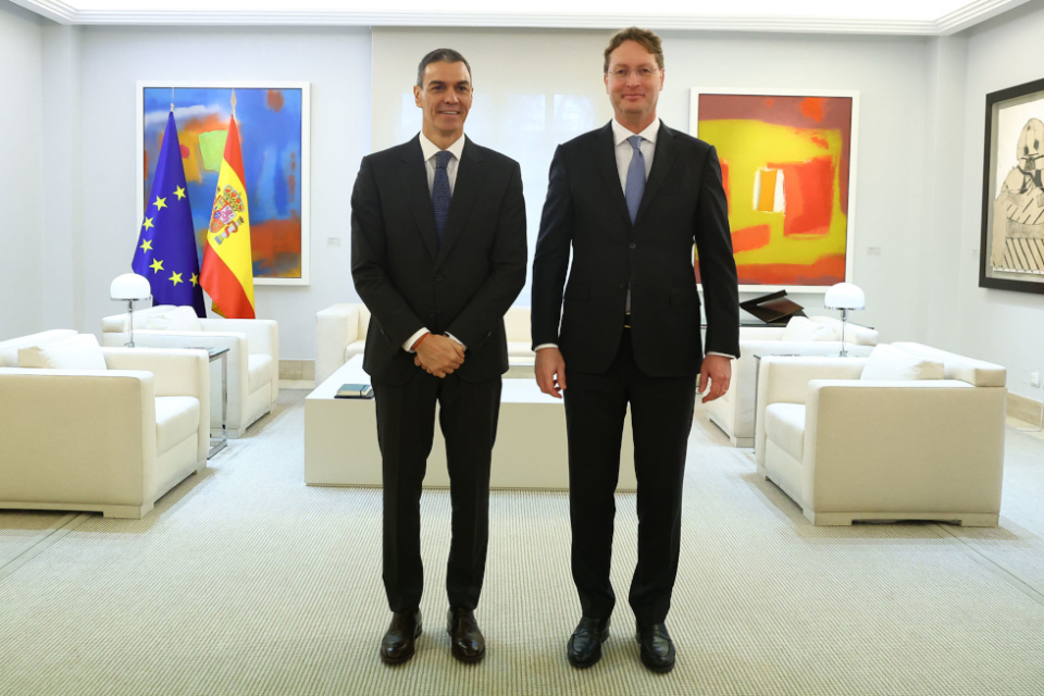 El jefe del Ejecutivo, Pedro S&aacute;nchez, junto al presidente de la Asociaci&oacute;n Europea de Fabricantes de Autom&oacute;viles (ACEA) y CEO de Mercedes-Benz, Ola K&auml;llenius. | Pool Moncloa/Fernando Calvo