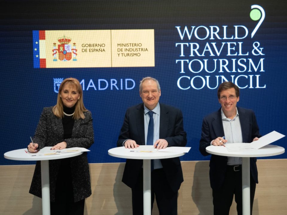 El ministro Jordi Hereu y la presidenta del Consejo Mundial de Viajes y Turismo, Gloria Guevara, junto con el alcalde de Madrid, Jos&eacute; Luis Mart&iacute;nez-Almeida, han firmado el acuerdo.
