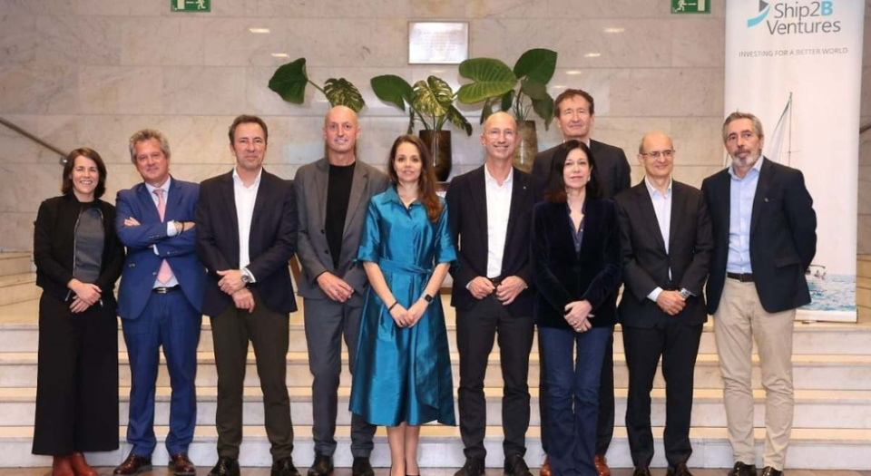 La presidenta de COFIDES, &Aacute;ngela P&eacute;rez, con otros los gestores e inversores del fondo.