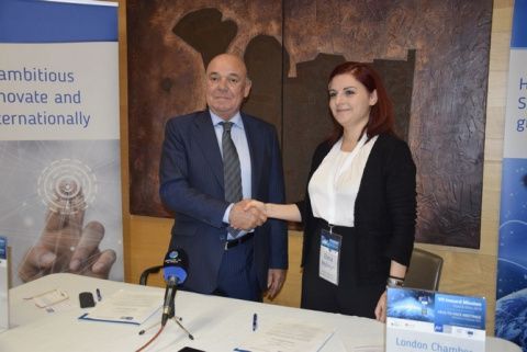 El presidente de la FER, Jaime García-Calzada  y la directora de Negocio Internacional de la Cámara londinense, Elena Molinari.