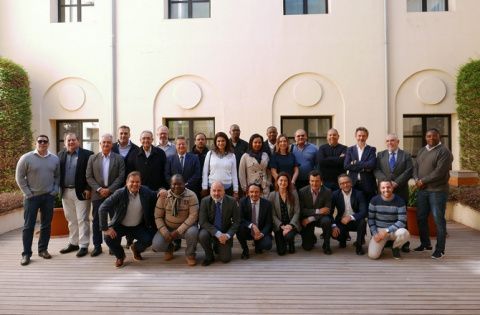 Imagen de los alumnos del curso junto al director general de la Fundación Valenciaport, Antonio Torregrosa y la directora de Formación, Ana Rumbeu.