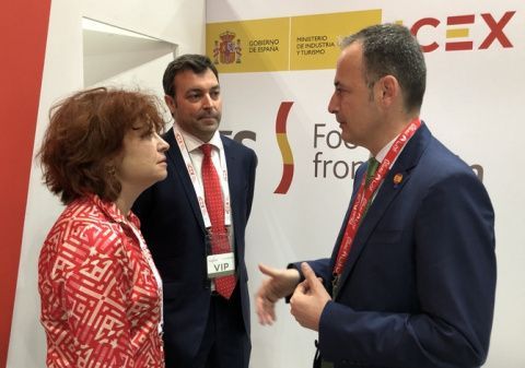 Imagen del encuentro del consejero de Empleo, Universidades, Empresa y Medio Ambiente, Javier Celdrán, con la consejera delegada de ICEX, María Peña, y el consejero Económico y Social del ICEX en Emiratos Árabes, Erirk R