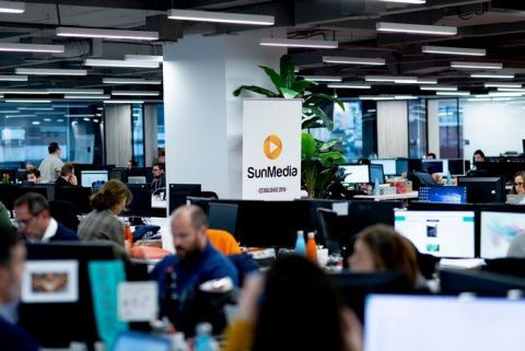 El equipo de SunMedia trabajando en sus oficinas.