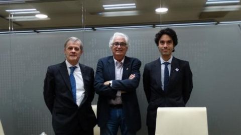 De izq. a dcha: Federico Alegría, director general de Grupo Mek; José Luis Curbelo, presidente y consejero delegado de COFIDES; Rodrigo Madrazo, director general de COFIDES.