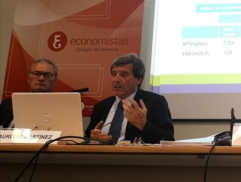 Aurelio Martínez explica en el Colegio de Economistas la importancia que reviste el puerto de Valencia para la economía valenciana y española.