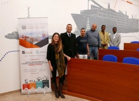 Imagen de los alumnos junto a la directora de Formación de la Fundación Valenciaport, Ana Rumbeu.