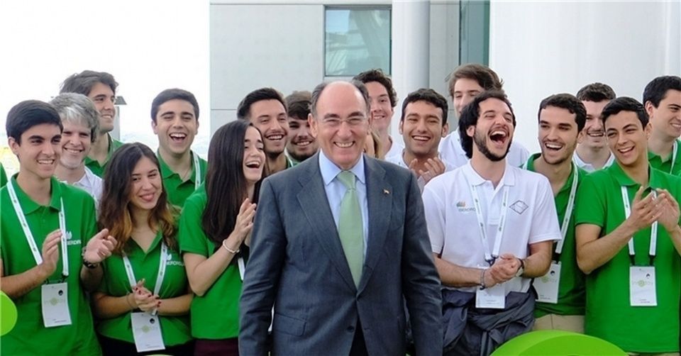 Ignacio Galán, presidente de Iberdrola, con jóvenes participantes en Innoday.