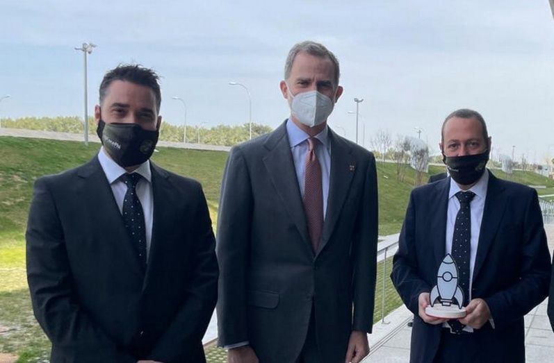 Javier Mira, CEO y cofundador de FacePhi (izquierda), y Salvador Martí, presidente y cofundador de FacePhi (derecha), junto a su majestad el Rey Felipe VI, encargado de entregar el Premio Pyme del Año 2020