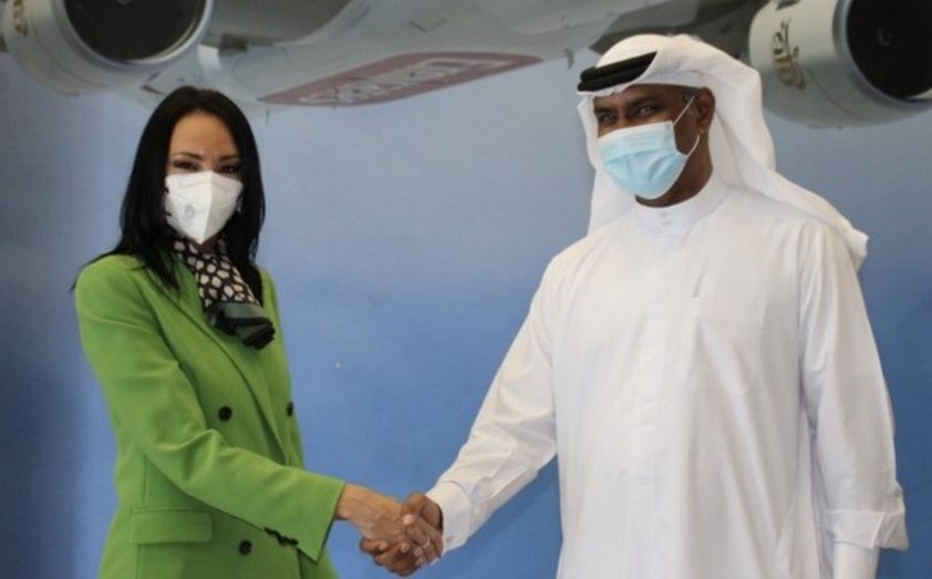 La consejera Valle Miguélez con el vicepresidente de la compañía aérea, Nabil Sultan Al Murr