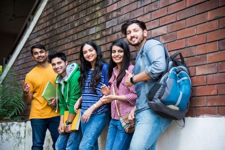 Los solicitantes deben tener una edad comprendida entre los 18 y los 30 años para poder optar a esta beca.