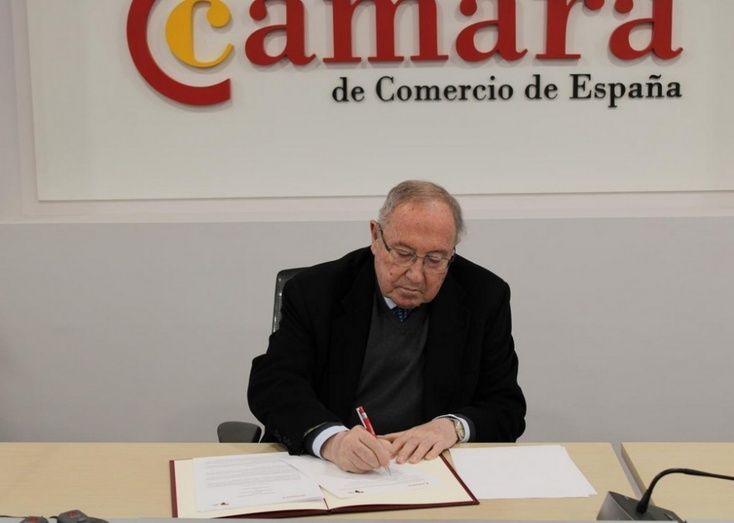 José Luis Bonet firma el MOU.