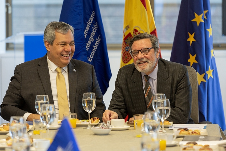 El presidente del BCIE, Dr. Dante Mossi, y el presidente del Club de Exportadores e Inversores, Antonio Bonet.