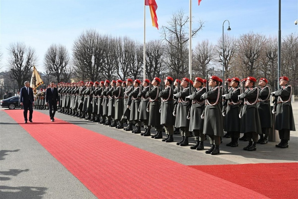 El presidente del Gobierno, Pedro Sánchez, es recibido con honores a su llegada a Austria, un viaje previo a la Presidencia española del Consejo de la UE. Pool Moncloa/Borja Puig de la Bellacasa.