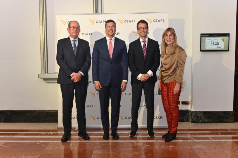 (De izq. A dcha.) José Luis Saravia (COPASA), el presidente de la República de Paraguay, Santiago Peña, Germán Carlos Suárez (ASTICAN) y Núria Vilanova (CEAPI)