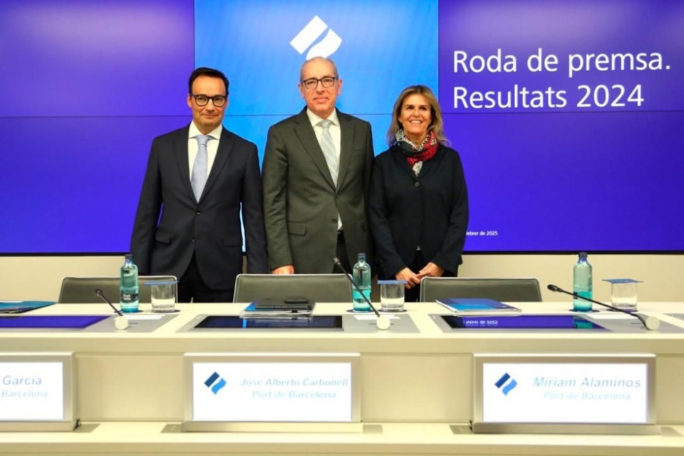 De izquierda a derecha, Àlex García, director general del Port de Barcelona; José Alberto Carbonell, presidente, y Miriam Alaminos, subdirectora general y responsable de Económico-Financiero