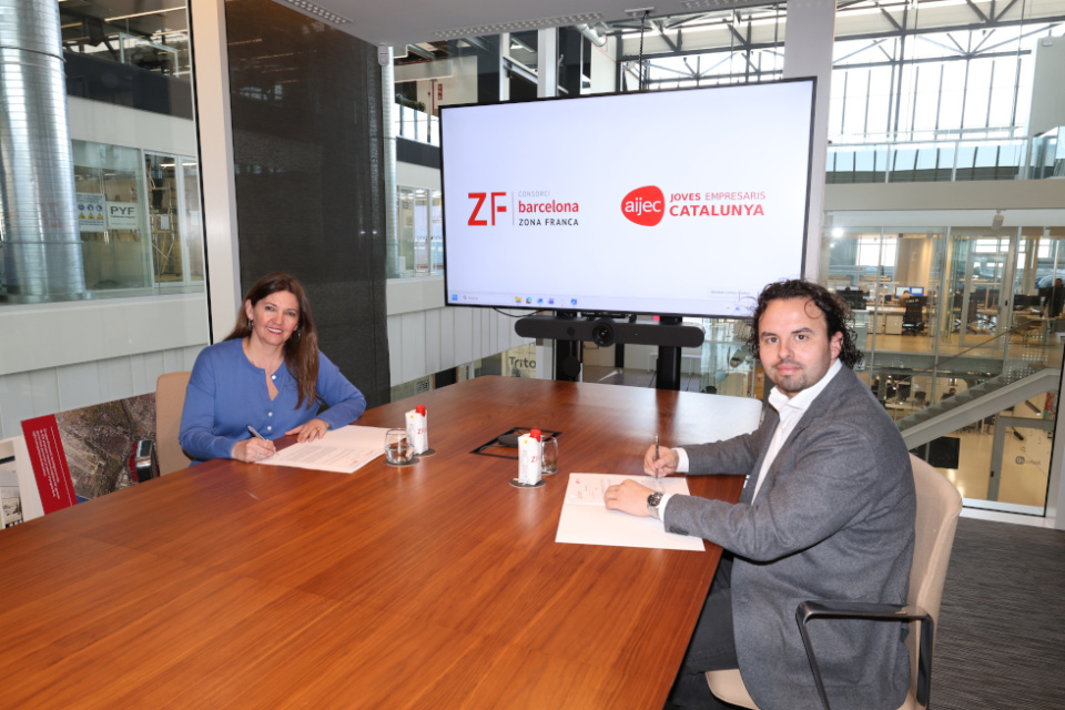 Blanca Sorigu&eacute;, directora general del CZFB, y Vicen&ccedil; del Mar, presidente de la AIJEC, han firmado el acuerdo.