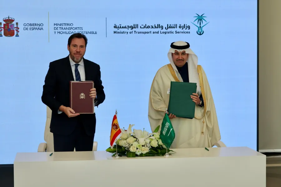 &Oacute;scar Puente sella un acuerdo de 2.800 M&euro; en Arabia Saud&iacute; con la extensi&oacute;n del contrato de Renfe hasta 2038