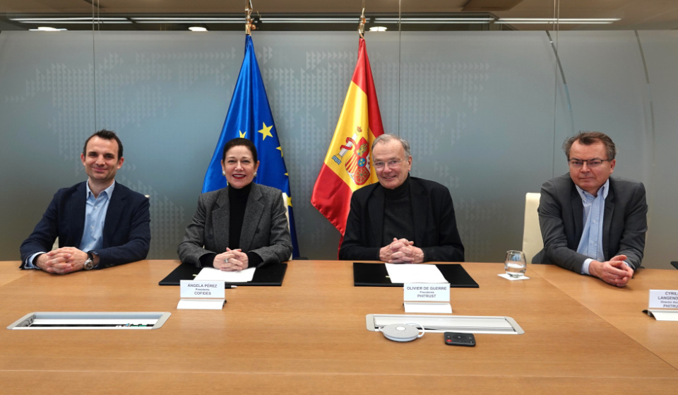 Miguel Tiana, director general de COFIDES; Ángela Pérez, presidenta y consejera delegada de COFIDES; Olivier de Guerre, presidente de Phitrust; y Cyrille Langendorff, director asociado de Phitrust. Miguel Tiana, director general de COFIDES; Ángela Pérez, presidenta y consejera delegada de COFIDES; Olivier de Guerre, presidente de Phitrust; y Cyrille Langendorff, director asociado de Phitrust.