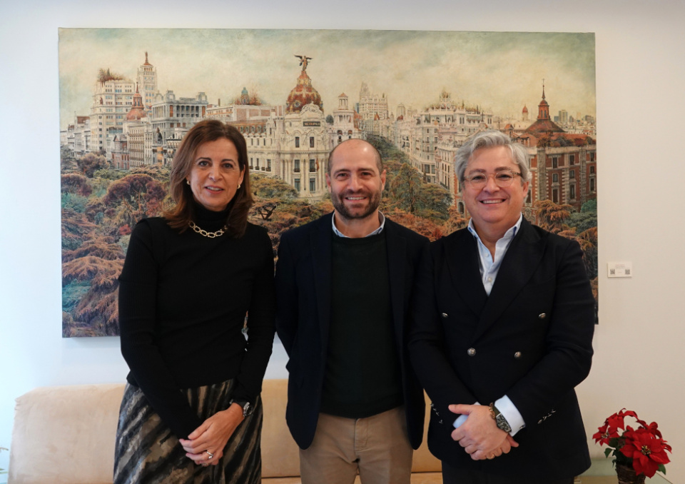 Ana Cebrián, directora del área de Deuda de COFIDES; Pablo Otero, director Financiero de Sacyr; y Miguel Ángel Ladero, director corporativo de Inversiones de COFIDES. Ana Cebrián, directora del área de Deuda de COFIDES; Pablo Otero, director Financiero de Sacyr; y Miguel Ángel Ladero, director corporativo de Inversiones de COFIDES.