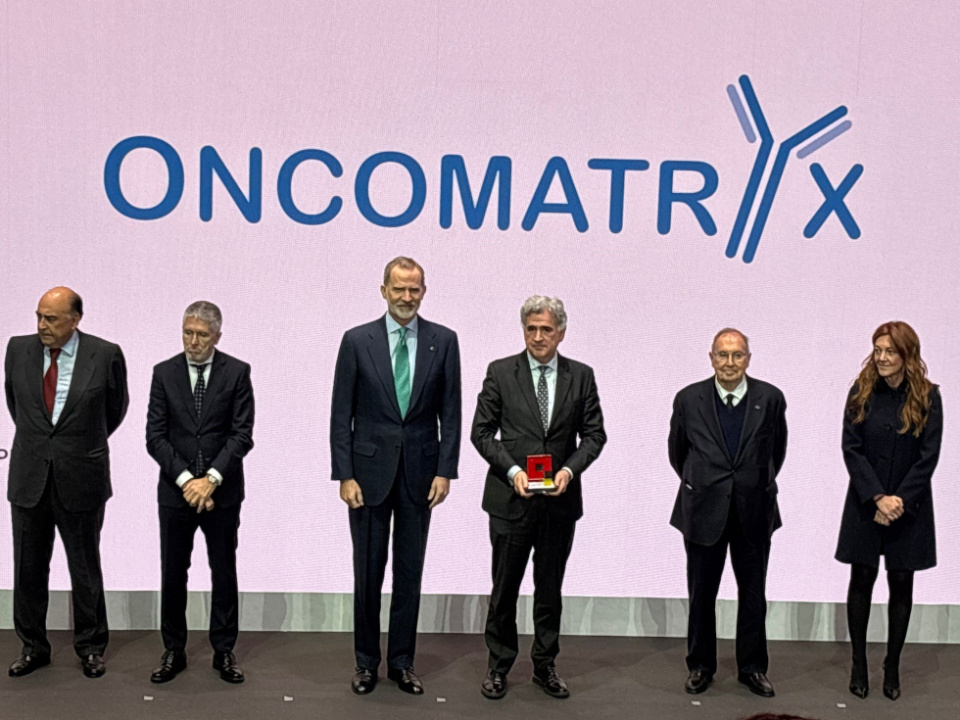 El galard&oacute;n fue entregado por el Rey Felipe VI a Laureano Sim&oacute;n, fundador de Oncomatryx, en un acto celebrado hoy en la sede del Banco de Santander de Madrid.