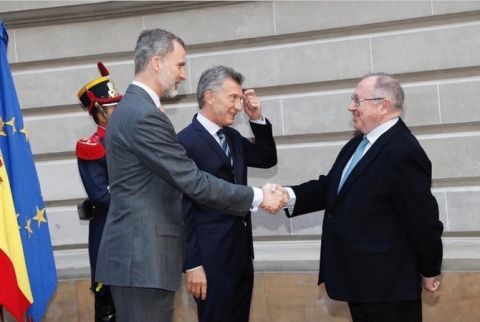 SM El Rey, el presidente de Argentina, Mauricio Macri, y el presidente de la Cámara de España, José Luis Bonet.