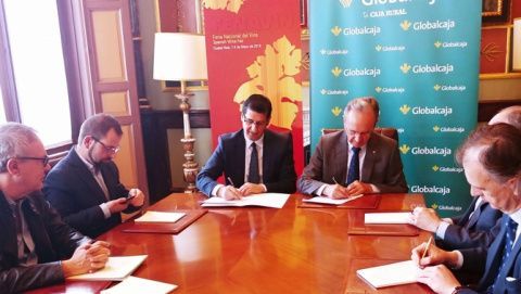 Un momento de la firma entre José Manuel Caballero, presidente de FENAVIN (izqda.), y Carlos de la Sierra, presidente de Globalcaja.