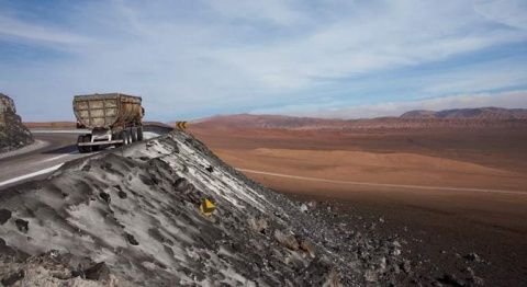 Un camión se dirige a las minas de sal del desierto de Atacama. Imagen: Dreamstime