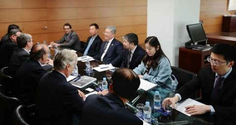 Reunión de trabajo en la sede de la APV.