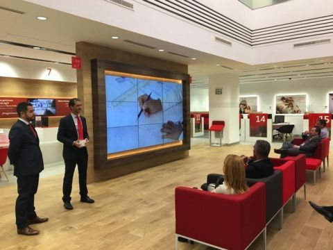 Enrique Bencomo, gerente de Negocio Internacional en Tenerife y, junto a el, Cipriano Acedos, director de Negocio Internacional de Banco Santander en Canarias