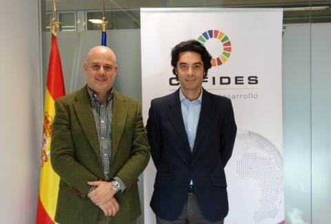 El director de Inversiones y Tesorería de AM Fresh Group, Fernando de Lucas, y el director general de COFIDES, Rodrigo Madrazo.
