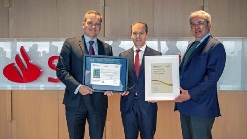 De izqda. a dcha.: Rafael García Meiro, CEO de AENOR; Rami Aboukhair, CEO de Santander España; e Ignacio Babé, secretario general y CEO del Club Excelencia en Gestión.