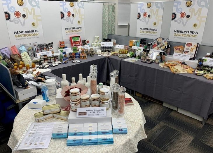 La presentación de oferta consiste en la exposición de muestras de las empresas participantes.