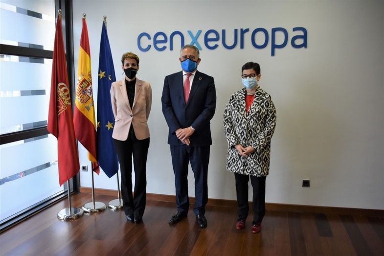 De izda. a dcha.: María Chivite, presidenta del Gobierno de Navarra; Juan Miguel Sucunza, presidente de la Confederación Empresarial Navarra (CEN) y Arancha González, ministra de Asuntos Exteriores, Unión Europea y Cooperaci&oa