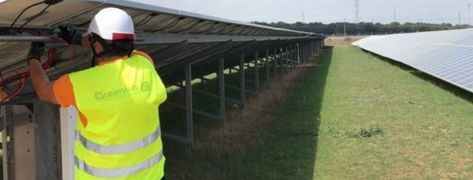 Operarios Greening-e en instalaciones.