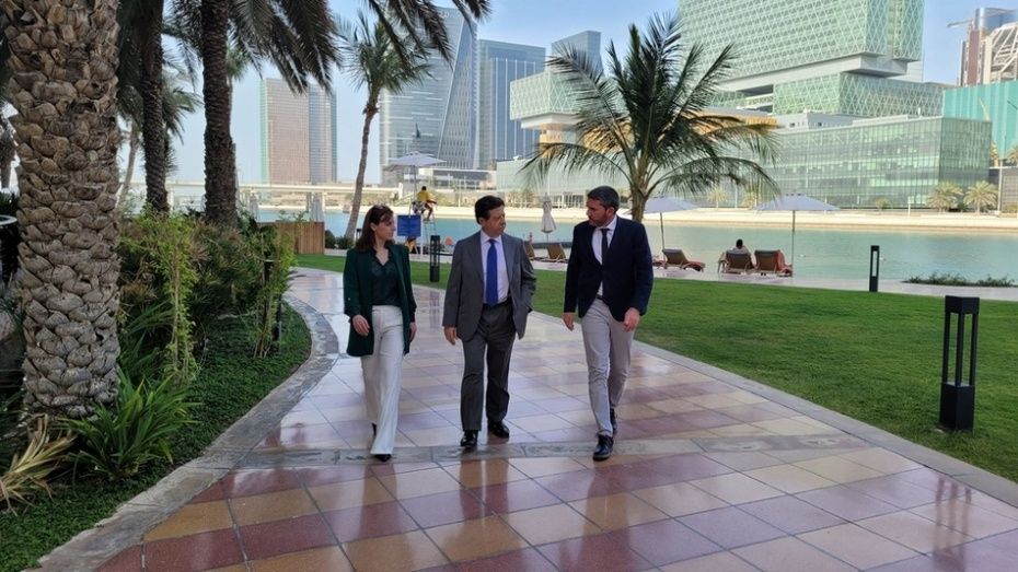Encuentro entre Antonio Luengo, y el embajador de España en EAU, Íñigo de Palacio.